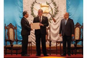 Посол Вьетнама в Мексике и по совместительству в Гватемале Нгуен Ван Хай вручает верительные грамоты Президента Лыонг Кыонга Президенту Гватемалы Бернардо Аревало. Фото: ВИА