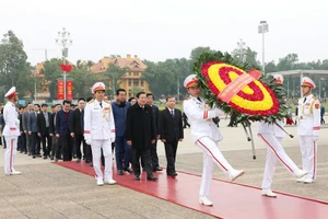 Делегация сектора внутренних дел Партии посещает Мавзолей Хо Ши Мина. Фото: Данг Фыок