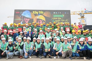 Товарищ Ле Куок Минь и рабочие-строители.