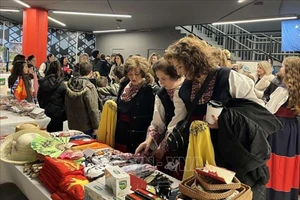 Греческие туристы посещают вьетнамский стенд Вьетнама. Фото: ВИА