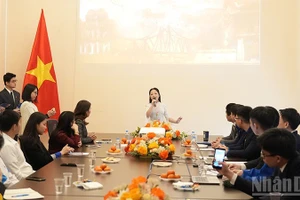 Художественный номер в честь конференции. Фото: Суан Хынг