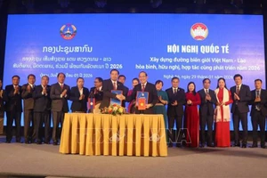 Руководители двух сторон подписывают совместное заявление об итогах международной конференции. Фото: ВИА