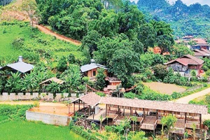 Вид на туристическую деревню в общине Хыулиен, провинция Лангшон.