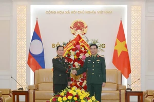 Генерал армии Фан Ван Зянг встречается с генерал-полковником Кхамлянгом Утхакайсоном. Фото: qdnd.vn