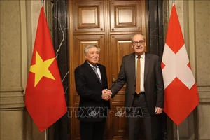 Постоянный заместитель премьер-министра Правительства Нгуен Хоа Бинь и Президент, Министр экономики, образования и исследований Швейцарии Ги Пармелен. Фото: ВИА