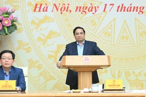 Премьер-министр Фам Минь Тьинь выступает на заседании. Фото: Чан Хай