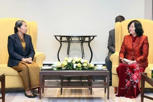 Председатель ЦК ОФВ Буй Тхи Минь Хоай принимает г-жу Самдек Мен Сам Ан.