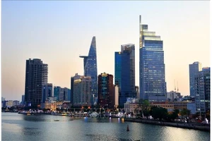 Динамично развивающийся и современный городской ландшафт Хошимина на берегах реки Сайгон. Фото: ВИА