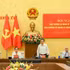 Председатель НС Чан Тхань Ман выступает с речью.