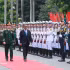Заместитель премьер-министра, министр обороны Вьетнама Фан Ван Зянг и министр обороны Малайзии Дато Сери Мохамед Халед бин Нордин обходят строй Почётного караула Вьетнамской народной армии. Фото: ВИА