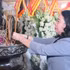 Вице-президент Во Тхи Ань Суан воскуряет благовония в Мемориальном доме 1240 героев-павших. 