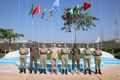 Вьетнамские женщины-военнослужащие вместе с международными коллегами. (Фото: Хай Йен)