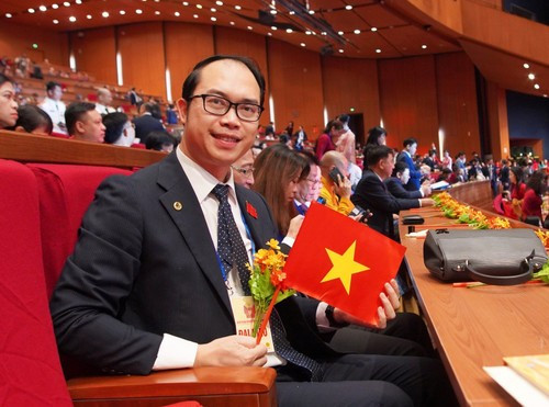 Кандидат наук Нгуен Хонг Шон принимает участие в XI Национальной конференции патриотического соревнования в Ханое.