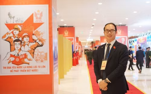 Кандидат наук Нгуен Хонг Шон принимает участие в XI Национальной конференции патриотического соревнования в Ханое.