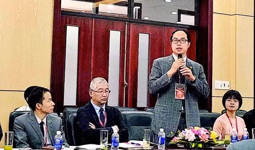 Кандидат наук Нгуен Хонг Шон выступает на рабочей встрече делегации Союза обществ вьетнамцев в Японии с руководством провинции Даклак, 2025 год.