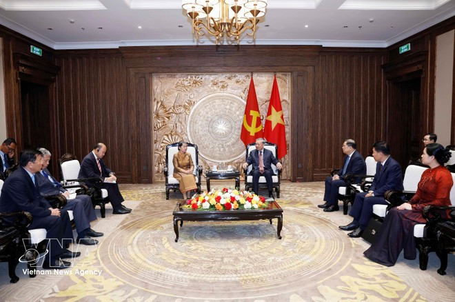 Генеральный секретарь То Лам принимает Мен Сам Ан, заместителя председателя Народной партии Камбоджи, председателя Национального совета Фронта солидарности и развития Отечества Камбоджи. Фото: ВИА