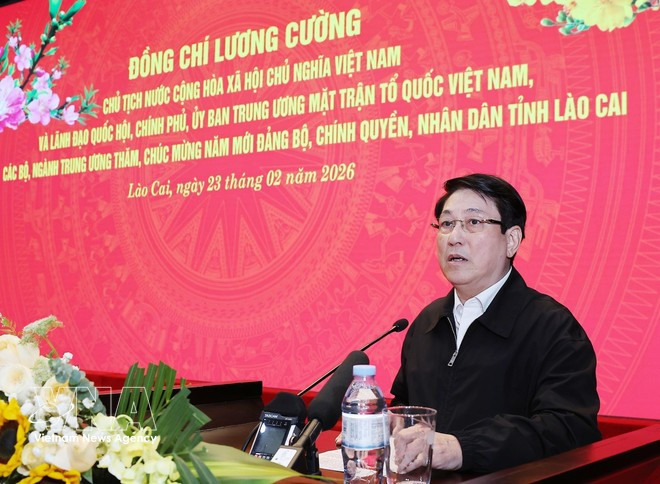 Президент Лыонг Кыонг поздравляет с Тэтом парторганизацию, органы власти, представителей народностей и вооружённые силы провинции Лаокай. Фото: ВИА