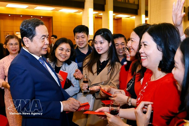 Председатель НС Чан Тхань Ман вручает новогодние подарки на удачу государственным служащим, должностным лицам и работникам органов НС и его Канцелярии. Фото: ВИА