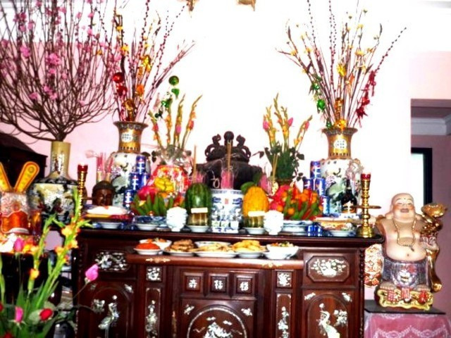 Поднос с пятью видами фруктов, размещённый на алтаре предков в дни Тэта, выражает глубокое уважение к небу, земле и предкам, а также является символом пожелания мира, удачи, счастья, здоровья и процветания в новом году. В зависимости от региона, для украшения подноса используются различные виды фруктов.