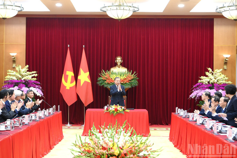 Генеральный секретарь ЦК КПВ То Лам председательствует на встрече.