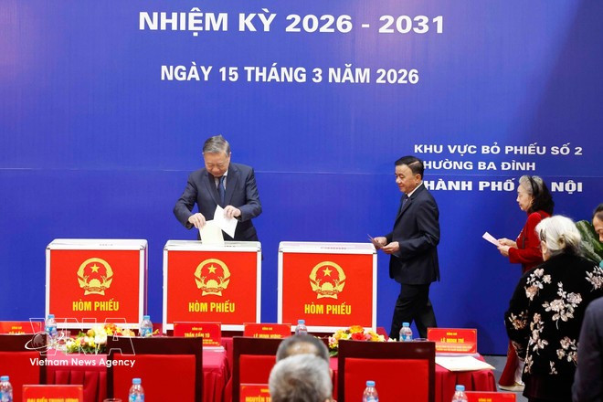 Генеральный секретарь То Лам голосует на избирательном участке № 02 квартала Бадинь города Ханоя. Фото: ВИА