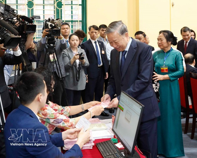 Генеральный секретарь То Лам получает избирательный бюллетень. Фото: ВИА