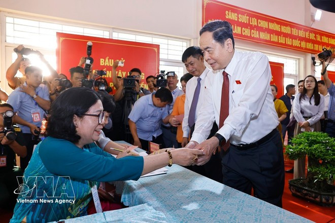 Председатель Национального собрания Чан Тхань Ман голосует на избирательном участке № 14 в средней школе имени До Ван Зай, община Хокмон, город Хошимин. Фото: ВИА