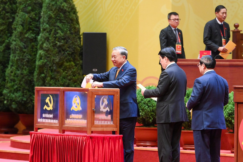 Руководители Партии и Государства принимают участие в голосовании по выборам ЦК КПВ XIV созыва.