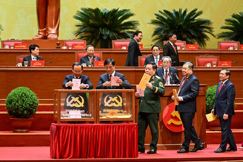 Руководители Партии и Государства принимают участие в голосовании по выборам ЦК КПВ XIV созыва.