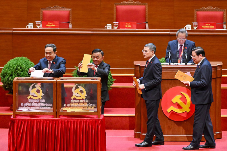 Руководители Партии и Государства принимают участие в голосовании по выборам ЦК КПВ XIV созыва.