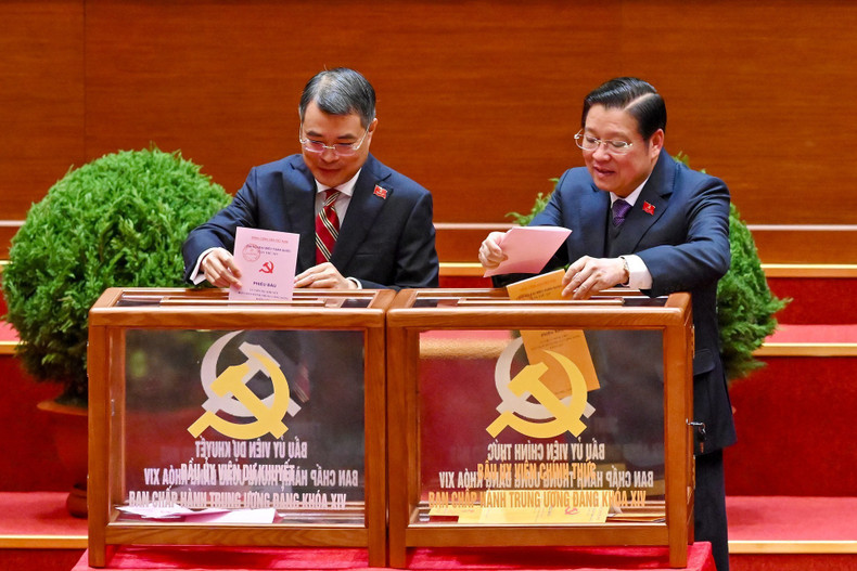 Делегаты принимают участие в голосовании по выборам ЦК КПВ XIV созыва.