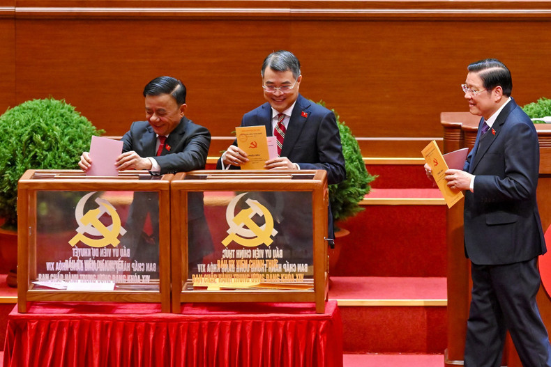 Руководители Партии и Государства принимают участие в голосовании по выборам ЦК КПВ XIV созыва.