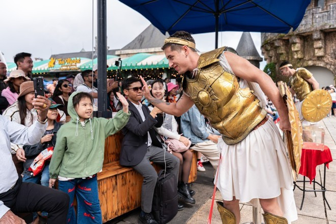 Яркие уличные представления остаются одним из самых любимых зрелищ у публики, объединяя семьи в Sun World Ba Na Hills. (Фото: Sun Group)