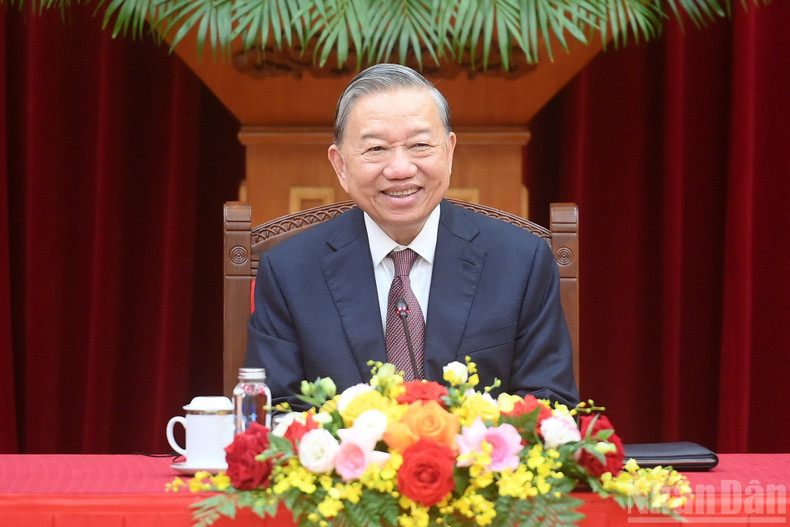 Генеральный секретарь ЦК КПВ То Лам выступает на встрече.