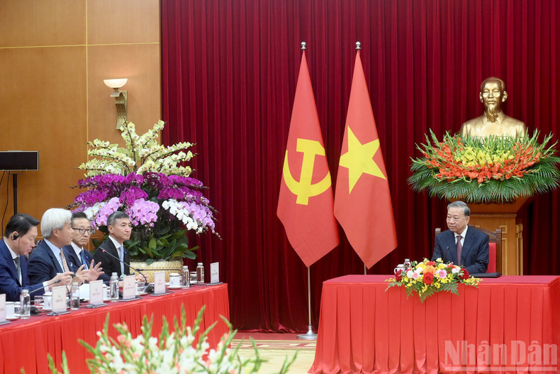 Генеральный секретарь ЦК КПВ То Лам выступает на встрече.