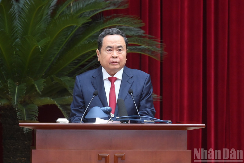 Председатель НС Чан Тхань Ман руководит заседением открытия пленума.