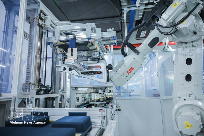 Система роботизированных манипуляторов и современного оборудования на производственной линии телевизоров компании с ограниченной ответственностью «Regza Electronics Vietnam». Фото: ВИА