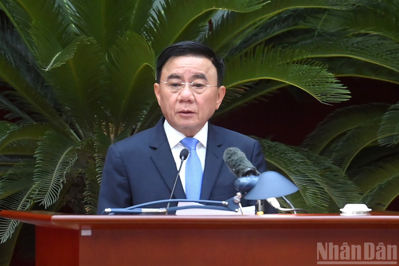 Постоянный член Секретариата ЦК КПВ Чан Кам Ту выступает на пленуме.