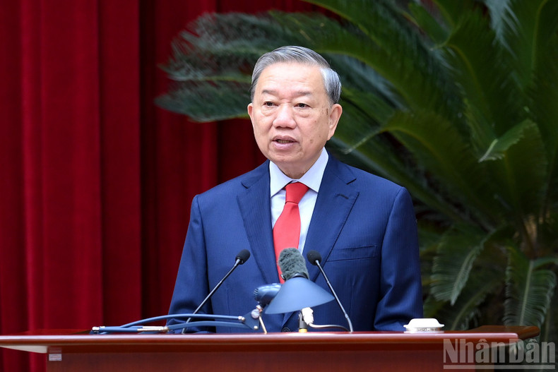 Генеральный секретарь ЦК КПВ То Лам выступает на открытии пленума.