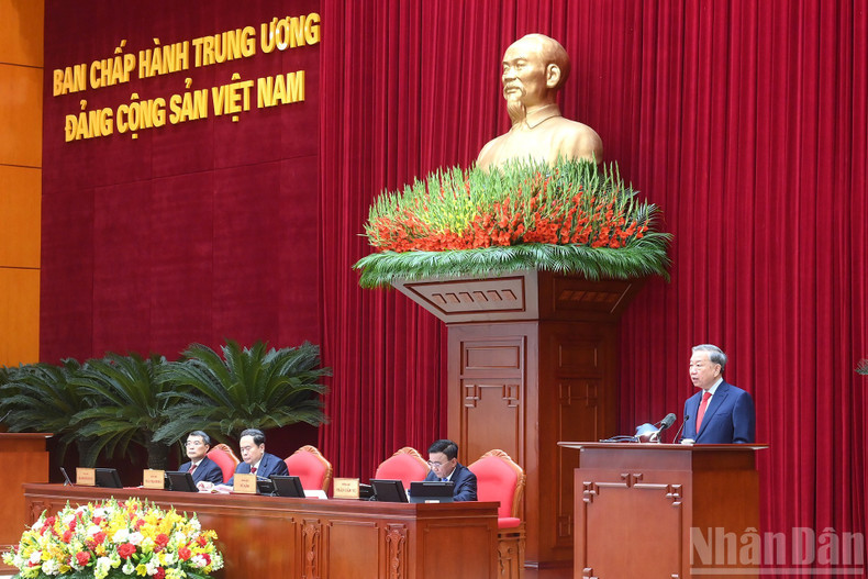 Генеральный секретарь ЦК КПВ То Лам выступает на открытии пленума.