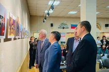 Участники смотрят фотографии об отношениях между Вьетнамом и Россией.