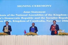 Председатели парламентов Камбоджи, Лаоса и Вьетнама подписывают Совместную декларацию. Фото: ВИА