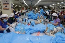 Обработка защитных костюмов и медицинских масок для экспорта в Чехию. Фото: ВИA