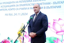 Президент Болгарии Румен Радев выступает на встрече с руководителями и представителями Общества вьетнамско-болгарской дружбы при Союзе обществ дружбы Вьетнама и вьетнамскими друзьями, которые учились и работали в Болгарии, 24 ноября. Фото: ВИА