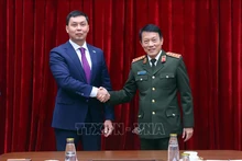 Министр общественной безопасности Вьетнама Лыонг Там Куанг и Председатель Агентства по противодействию коррупции Казахстана Жумагали Асхат. Фото: ВИА