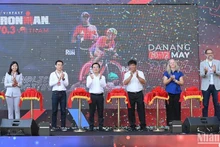 Делегаты перерезают ленточку в знак открытия IRONMAN 70.3. Фото: Ань Дао