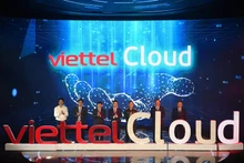 Делегаты нажимают кнопки в знак запуска «Viettel Cloud».