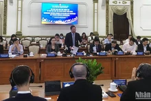 Товарищ Фан Ван Май выступает на беседе.