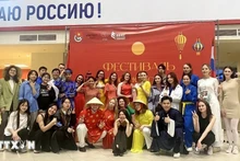 Вьетнамские и российские студенты фотографируются на память. Фото: ВИА