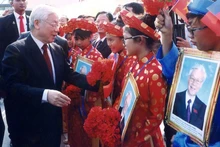 Генеральный секретарь ЦК КПВ Нгуен Фу Чонг на встрече с детьми вьетнамского происхождения в Камбодже. Фото предоставлено Кхмерско-вьетнамским обществом в Камбодже